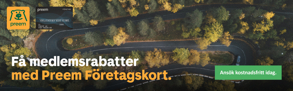Vindlande väg genom skog med preem-kort och texten Få medlemsrabatter