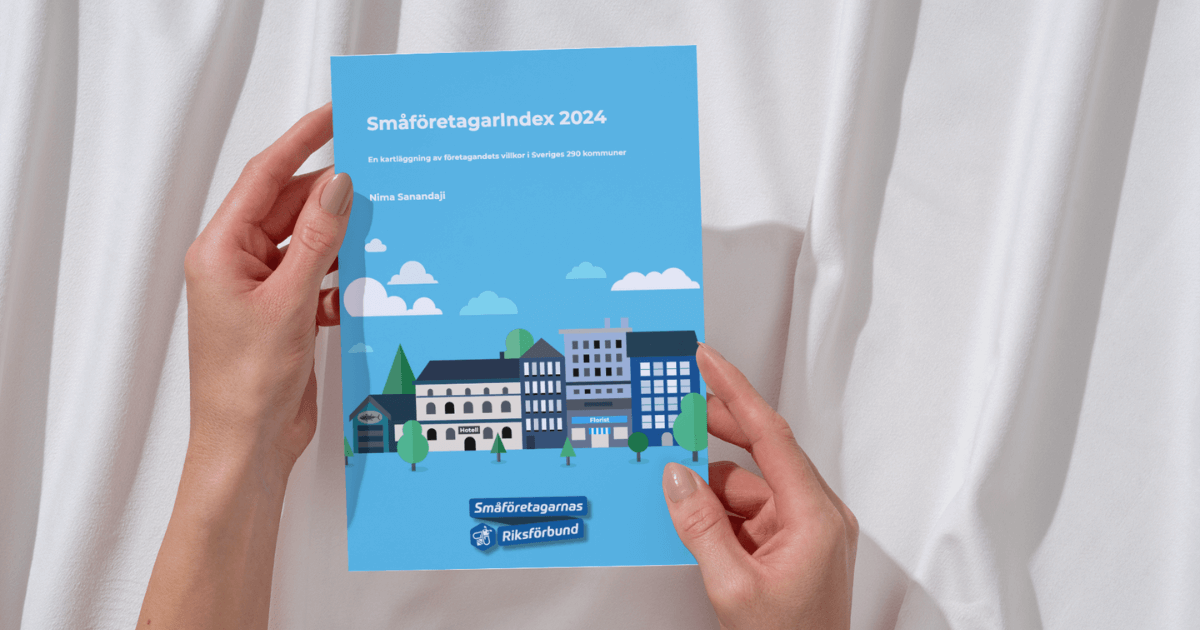 Händer Håller Rapporten Småföretagarindex 2024 Med En Stadssilhuett
