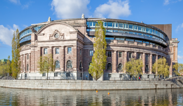 Exteriör av Sveriges riksdag vid vattnet i Stockholm